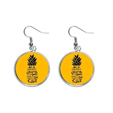 Imagem de Brinco feminino Be a Sweet Pineapple com citação amarela pendente prata