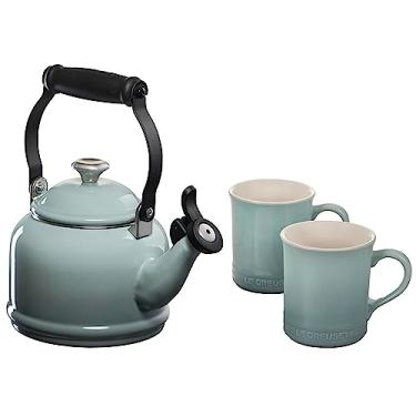 Imagem de Le Creuset Chaleira Demi esmaltada em aço com acabamentos de metal e conjunto de 2 canecas de grés, chaleira de 1,25 litros e (2) canecas de 400 ml, sal marinho