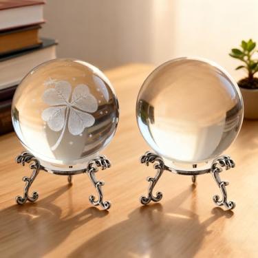 Imagem de vskikris Bola de cristal de trevo de quatro folhas da sorte - Enfeite de vidro 3D com base de metal, decoração de mesa para escritório e casa, ideia