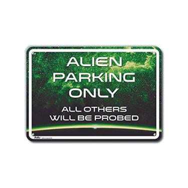 Imagem de PetKa Signs and Graphics PKAL-0032-NA_10x7 "Alien Parking only All Others Will be probed" Placa de alumínio, 25,4 cm x 17,8 cm, texto branco com fundo verde