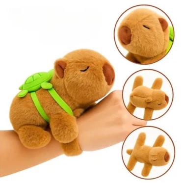 Imagem de Capivara Pulseira De Braço Pelúcia Filó Brinquedo C/ Mochila - Sem mar