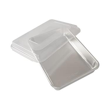 Imagem de Nordic Ware Assadeira de bolo comercial de alumínio natural com tampa, panela retangular com tampa prata, 23 x 35 cm