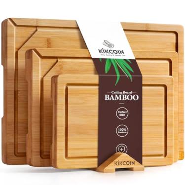 Imagem de Kikcoin Tábua de corte de bambu para cozinha, conjunto de 3 tábuas de corte de madeira com suporte e pés antiderrapantes, tábua de cortar adequada para facas com sulcos de suco, bandeja de servir leve