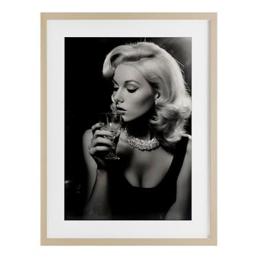 Imagem de Stupell Industries Classic Woman & Martini White Impressão emoldurada sob vidro, design por Decent Exposures, 20 x 14