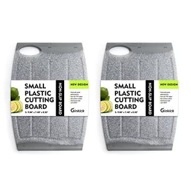 Imagem de Conjunto de 2 tábuas de corte de plástico pequenas, mini tábua de corte para pequenas tarefas de cozinha, bordas antiderrapantes, com várias ranhuras para suco! Livre de BPA, não poroso, lavável na lava-louças (25 x 19 cm)