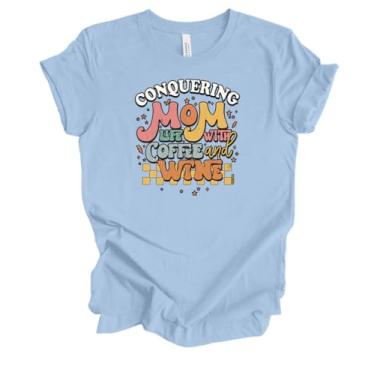 Imagem de Conquering Mom Life with Coffee and Wine Mother's Day Shirt Funny Mom Retro Style Camiseta feminina gráfica, Azul bebê, M