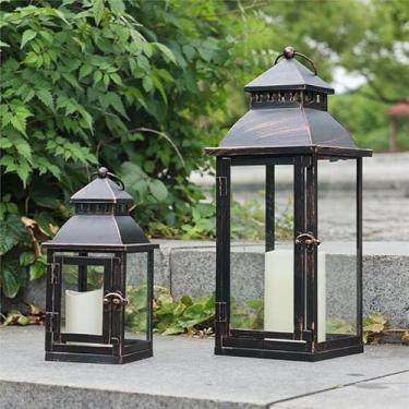 Imagem de NEEDOMO Lanternas Decorativas Para Áreas Externas E Internas, Conjunto De 2 Grandes Lanternas De Metal Bronze Com Vidro, Porta-Velas Para Varanda, Pátio, Jardim, Sacada, Casamento, Decoração De Cent