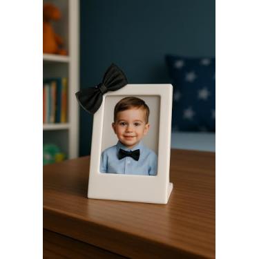 Imagem de Mini moldura decorativa minimalista para fotos Instax com fita rosa, gravata borboleta e detalhe de margarida (preto-branco)