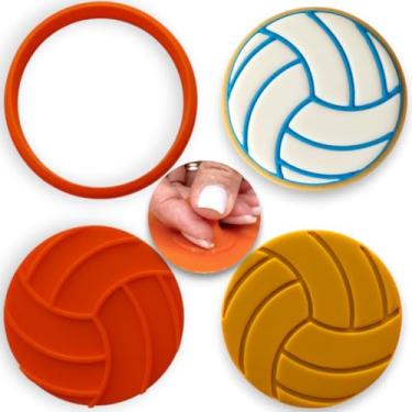 Imagem de Cortador de biscoito premium "Serve It Up Volleyball Textured" 7,6 cm – Cortador 2 em 1 e carimbo com alça – pode ser lavado na lava-louças, durável e fácil de cuidar