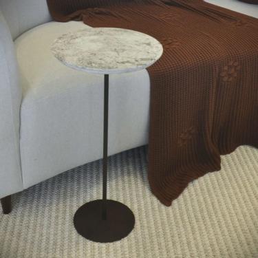 Imagem de Mesa Lateral norina - alta, tampo redondo Imerso e base Aço Corten.