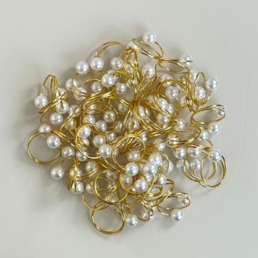 Imagem de Kit 50 Anéis para Guardanapos Pérola Duas Voltas Metal e Acrílico 4,5cm Dourado Clara Luz Decora