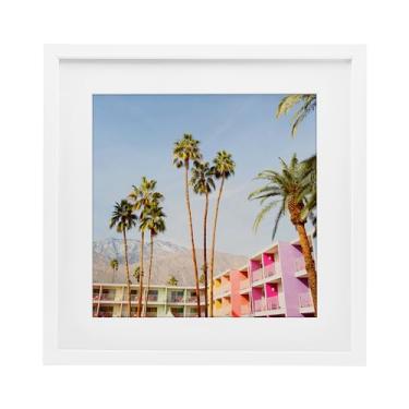 Imagem de Stupell Industries Impressão emoldurada com palmeiras sobre resort branco sob vidro, design por LISH Creative, 33 x 33
