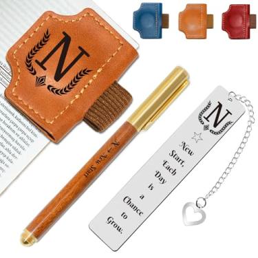 Imagem de Marcador de livro personalizado com suporte de caneta, conjunto de marcadores de livro de couro magnético personalizado com canetas de madeira personalizadas e marcador de livro de metal – para