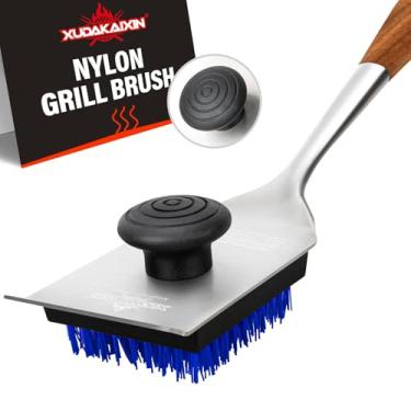 Imagem de XUDAKAIXIN Escova e raspador de grelha, design de aderência dupla, acessórios de limpeza de churrasco extra fortes, cerdas de nylon seguras para churrasco, escova de limpeza tripla para grelhas de