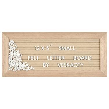 Imagem de Quadro de cartas pequeno de feltro com 374 letras, números e símbolos - Mini quadro de mensagens mutável de 30,5 x 12,7 cm com gancho de suporte de parede de moldura de madeira (bege)