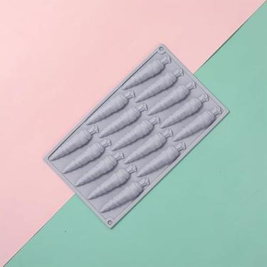 Imagem de 2 moldes de silicone de cenoura para Páscoa