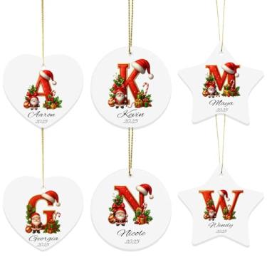Imagem de 6 peças de enfeites de Natal de dupla face personalizados 2025 - conjunto de enfeites de foto personalizada e letra inicial - presentes de lembrança de nome para árvore e meia