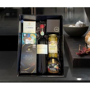 Imagem de Cesta de Presente Gift G&O Angélica Zapata, Vinho Tinto Cabernet Sauvignon 750ml, Chocolates, Torradas e Queijo Brie