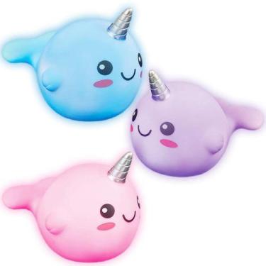 Imagem de Brinquedos de banho ArtCreativity Light Up Narwhal para crianças, conj