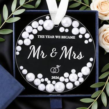 Imagem de Coucoland Presentes de casamento para casais 2026 - Ornamento de casamento de primeiro Natal Enfeites Sr. e Sra. 2026 Decoração acrílica com pérolas e strass para noivado noiva para ser chá de panela