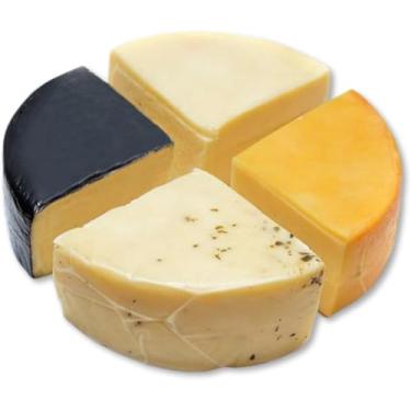 Imagem de Kit 4 Queijos Parmesão Artesanais 450g Serra da Mantiqueira - Tradicional, Temperado, Defumado e Capa Preta.