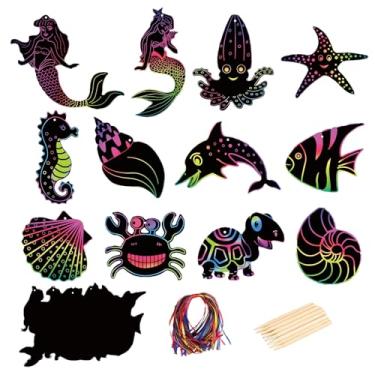 Imagem de JATYP Kit de arte de arranhão de Natal Ocean Magic – Pacote com 60 lembrancinhas de festa de animais marinhos para crianças com canetas de madeira, enfeites de arco-íris seguros, suprimentos de