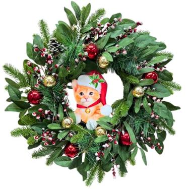 Imagem de Svndlyn Guirlanda de Natal iluminada de 55 cm, guirlanda de sinal de gato com temporizador, enfeites de bola de glitter, agulhas de pinheiro, frutas vermelhas e folhas de eucalipto, decoração de Natal