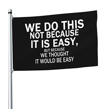 Imagem de Bandeira We Do This Not Because It Is Easy para uso ao ar livre com um lado preto 1,5 x 2,4 m
