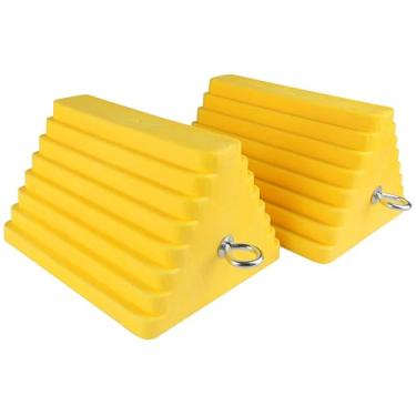 Imagem de MaxxHaul Calços de roda de poliespuma 51169 com olhal de aço – Pacote com 2 – 22 cm × 17 cm × 13 cm – Amarelo brilhante – Segurança de veículos e reboques para carros, caminhões, trailers, barcos