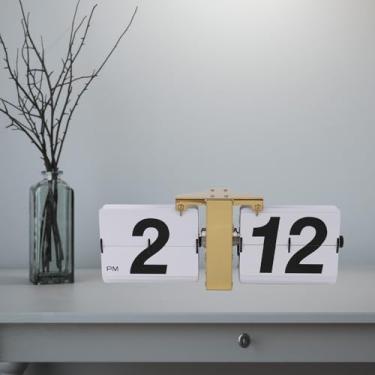 Imagem de lvifloae Relógio de mesa flip, relógio mecânico, operado por bateria, mesa vertical, montado na parede, retro, digital, base dourada 12H, capa flip branca, ideal para casa, escritório, escola (ouro)