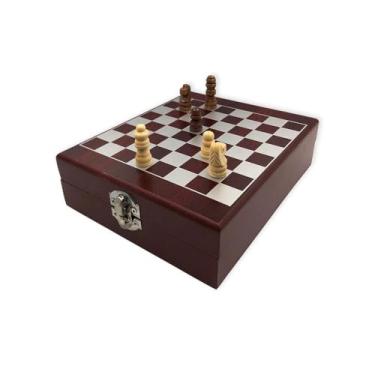 Imagem de Kit Abridor de Vinho com Jogo de Xadrez, Maleta em Madeira MDF, 32 Peças, Acessórios em Aço Inox, Marrom e Bege, 17x14cm