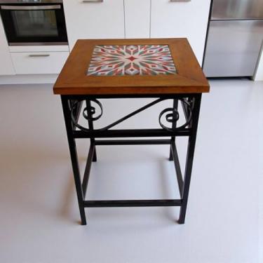 Imagem de Banquinho Rústico em Ferro e Madeira Maciça com Azulejo Decorativo – Banco Artesanal Estilo Industrial para Cozinha, Sala e Área Gourmet (5, G1)