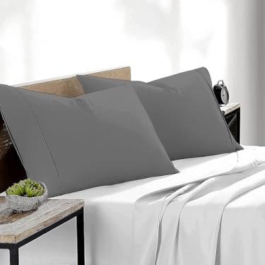 Imagem de Anna Linens Atualize sua experiência de cama com as fronhas feitas de 100% algodão pacote com 2 fronhas King 50.8 cm x 91.4 cm Size fit king Pillows. Fechamento envelope cinza escuro