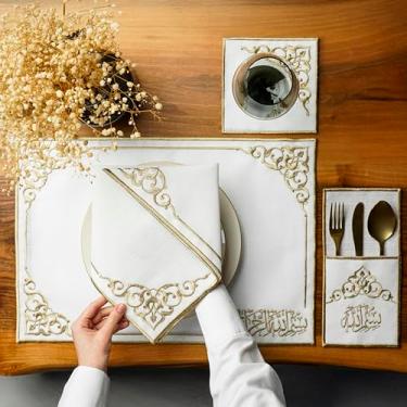 Imagem de Jogo americano bordado com design de rolagem dourada, tapetes de mesa de linho branco com borda decorativa, elegante conjunto de roupa de mesa de jantar, jogo americano islâmico, Basmala para 6