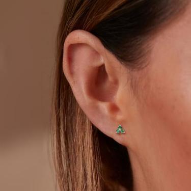 Imagem de Brincos de aço inoxidável de ouro 18 k 20 g de cartilagem de ouro minúsculos brincos de costas planas para mulheres, brincos de hélice prata verde CZ pequenos brincos de concha tragus piercing joias