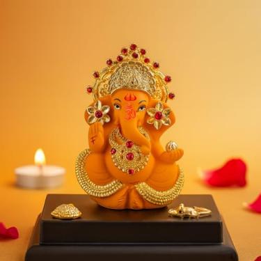 Imagem de Ídolo Ganesh banhado a ouro com base de madeira | Ganesha Murti premium com joias e Mushaka | Estátua Ganesh para casa Mandir, painel de carro, decoração de escritório e presente espiritual para