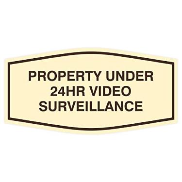 Imagem de All Quality Placa de vigilância por vídeo Fancy Property Under 24Hr - Gravado a laser | Plástico ABS durável | Monitoramento de segurança 24 horas por dia, 7 dias por semana (marfim/marrom) - Pequeno