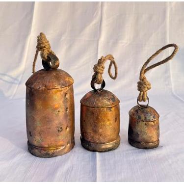 Imagem de Conjunto de 3 sinos gigantes de vaca Harmony enormes vintage feitos à mão rústico Lucky Christmas pendurado em corda sinos de Natal para decoração (sinos grandes rústicos, 10 cm, 15 cm, 20 cm)