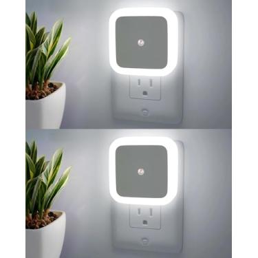 Imagem de Luzes noturnas conectadas à parede - Pacote com 2 sensores de anoitecer ao amanhecer, luz noturna LED 5000 K, luz do dia branca, lâmpada liga/desliga automática para casa, sala de estar, quarto