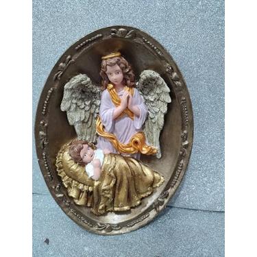 Imagem de Quadro Anjo da Guarda Decorativo em gesso, Dourado e Branco, Arte Sacra para Parede, Estilo Barroco.