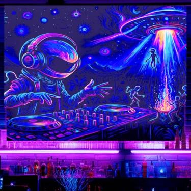 Imagem de BlissYard Tapeçaria Neon DJ Astronauta UFO Luz Negra UV Reativo Psicodélico Alienígena Abdução Pendurada na Parede para Sala de Estar Quarto Dormitório Arcade Bar Festa Decoração Legal 78x59 Polegadas