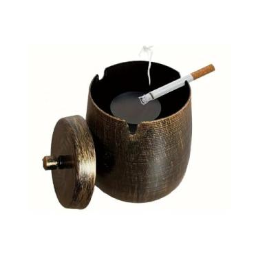 Imagem de Cinzeiro de metal vintage à prova de vento com tampa - Tamanho grande para uso ao ar livre, bares, cafés e decoração de casa (12,4 * 9,7 * 9,7 cm)