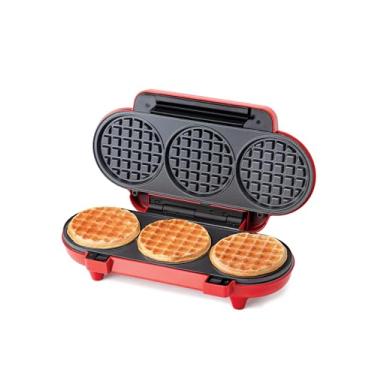 Imagem de Betty Crocker Mini máquina de waffle multiwaffle, 1200 W para casa e cozinha, faz 3 waffles por vez, revestimento antiaderente, controle automático de temperatura, alça de toque frio, BC