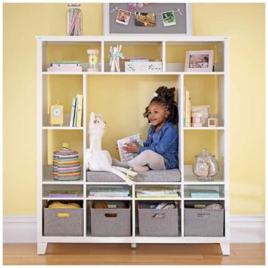 Imagem de Estante banco infantil Martha Stewart Living & Learning branca com nichos, prateleiras e assento acolchoado para quarto infantil