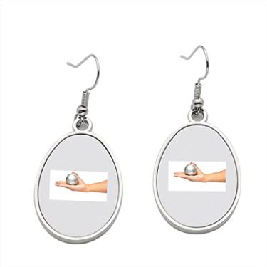 Imagem de Brinco de homem e pétala na mão em fundo branco - Brincos pendentes para meninas - Presente de festa de aniversário dos namorados, Metal, Sem pedras preciosas