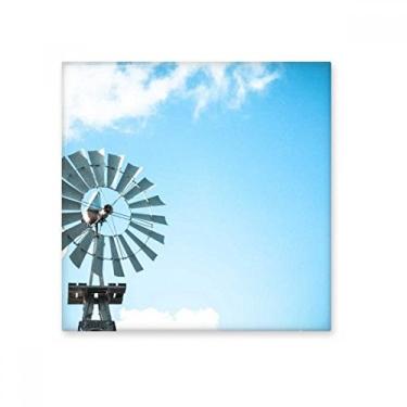 Imagem de Azulejo de cerâmica brilhante de moinho de vento com nuvens brancas, céu azul