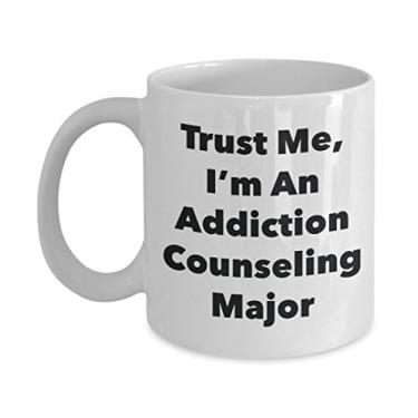Imagem de Caneca Trust Me, I'm An Addiction Counseling Major - Caneca de café divertida - Lindas ideias de presentes de formatura para amigos e colegas de classe