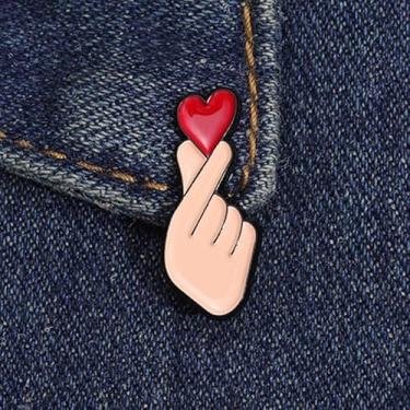 Imagem de Broche de dedo com coração vermelho esmaltado broche de amor personalizado distintivos estéticos broche de lapela para mulheres homens roupas bolsa boné chapéu jaqueta acessórios de decoração DIY