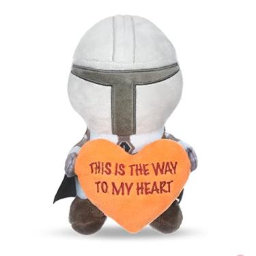 Imagem de Star Wars Brinquedo para cães Mandalorian Plush Squeaker| 22,86 cm Mandalorian to My Heart Plush Squeaker Pet Toy | Star Wars para cães bicho de pelúcia Mandalorian 22,86 cm