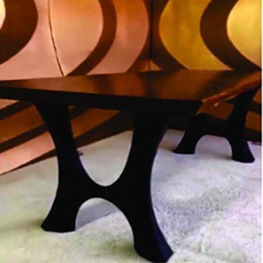 Imagem de Mesa de jantar tampo em madeira e pés em arco